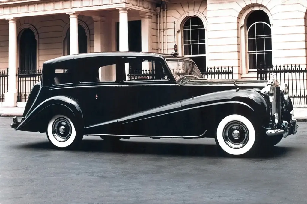 1948 Rolls Royce Silver Wraith Drophead Coupé transformed in monster truck 1948 Rolls Royce Silver Wraith Drophead Coupé transformed in monster truck